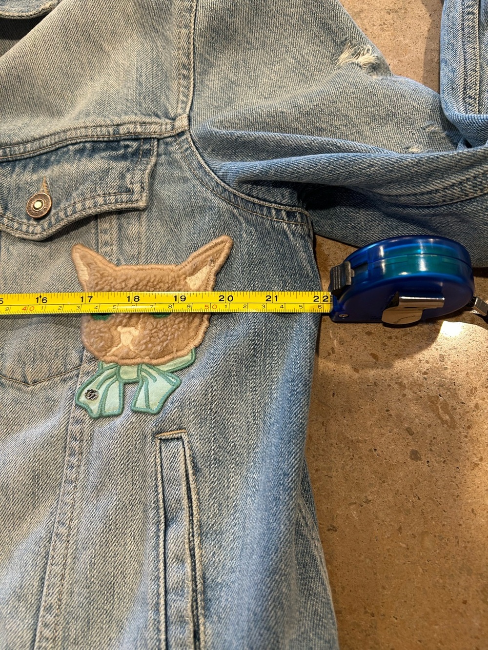 Gucci Light Wash Denim Jacket with Embroidered Cat Patch - Picture 14 of 16